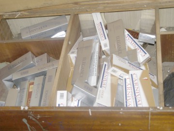 Ţigarete de contrabandă, ascunse în scaunul pentru copii, descoperite de poliţişti